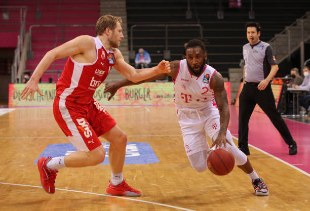 [CBA]王岚嵚突破送助攻 韩德君跟进单手暴扣.