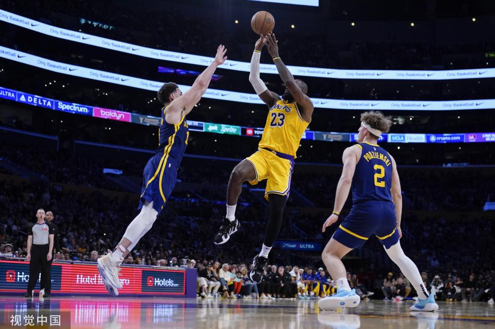 随着足球转 随着足球转